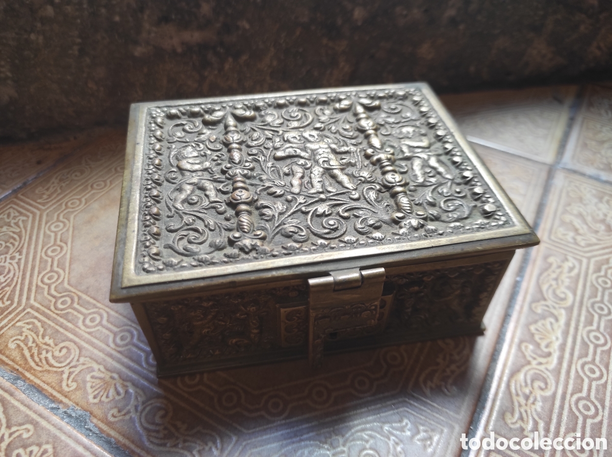 Boxes and metal boxes: Antigua Caja de Bronce con Grabados de Ni&ntilde;os Desnudos