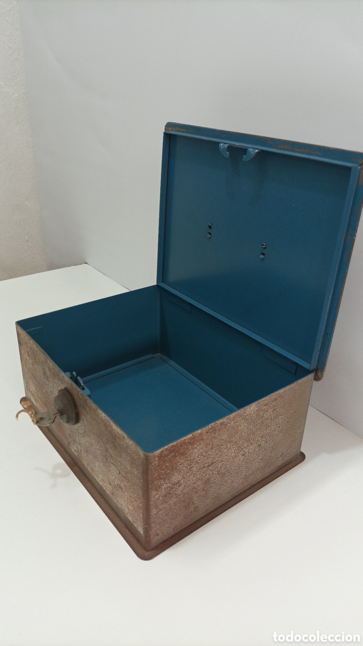 Cajas y cajitas met&aacute;licas: Caja de hierro antigua con llave - Foto 5
