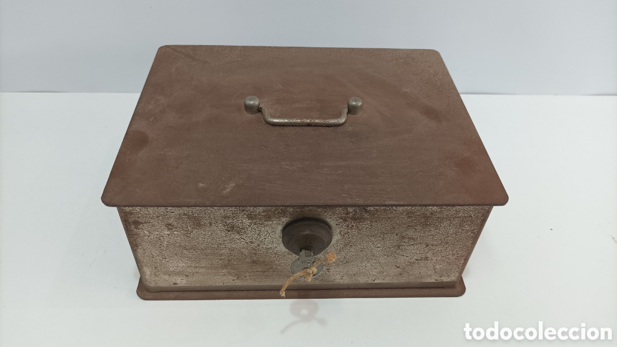 Cajas y cajitas met&aacute;licas: Caja de hierro antigua con llave