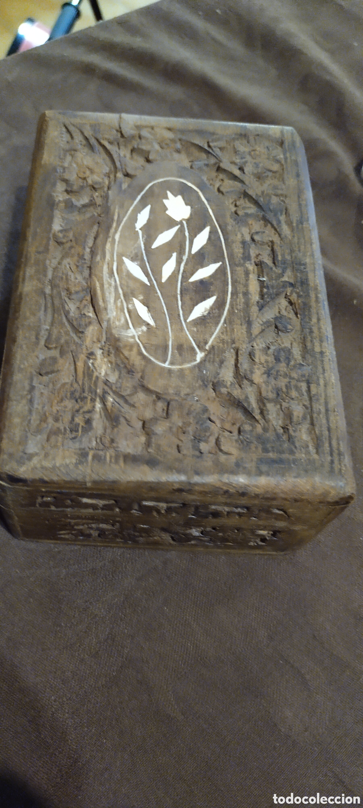 Cajas y cajitas met&aacute;licas: Caja de madera tallada a mano con incrustaciones en hueso o n&aacute;car