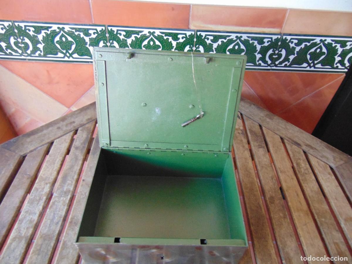 caja de caudales caja fuerte en metal y con su - Acquista Scatole di latta  antiche e altre cassette di collezione su todocoleccion