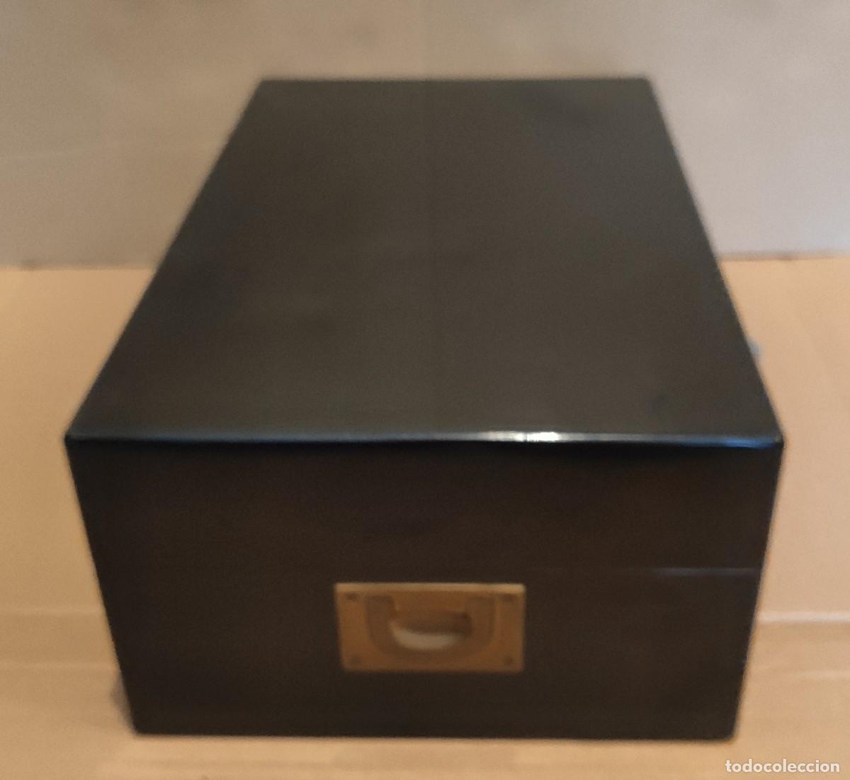Cajas y cajitas met&aacute;licas: Caja tabaquera en madera y madera lacada Davidoff, de la segunda mitad del siglo XX.