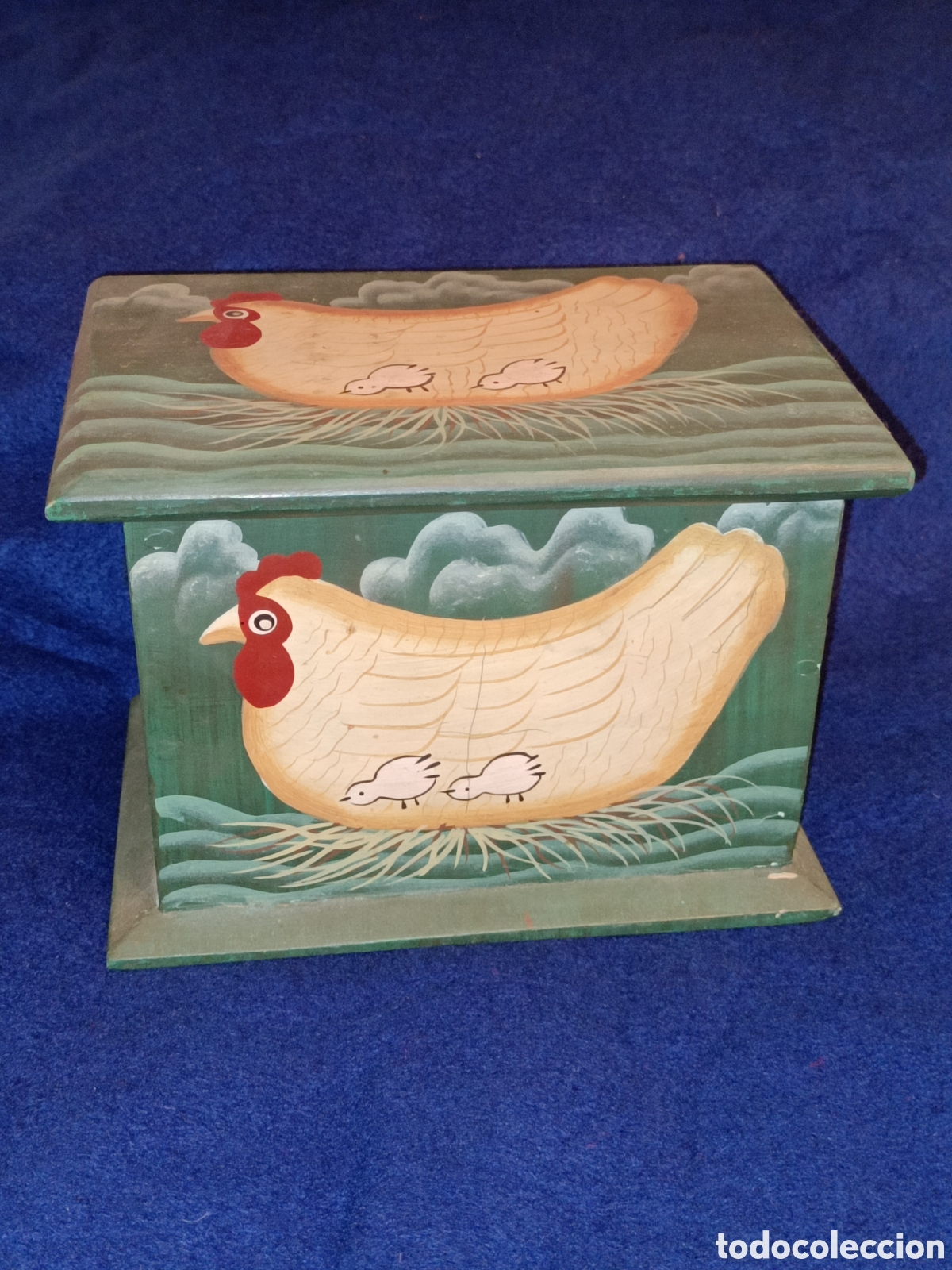 Cajas y cajitas met&aacute;licas: Bonita caja de madera pintada a mano. Gallina y pollitos. 16 x 11 x 11,5 cms