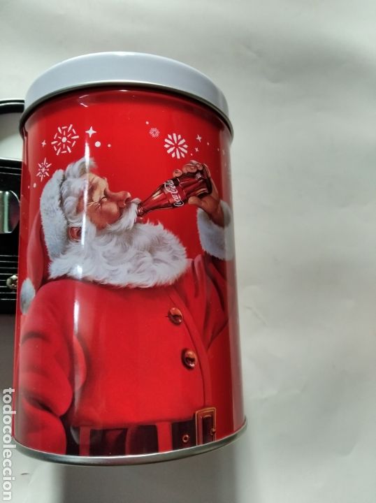 Bo&icirc;tes et petites bo&icirc;tes m&eacute;talliques: Un bote de publicidad de Coca-Cola