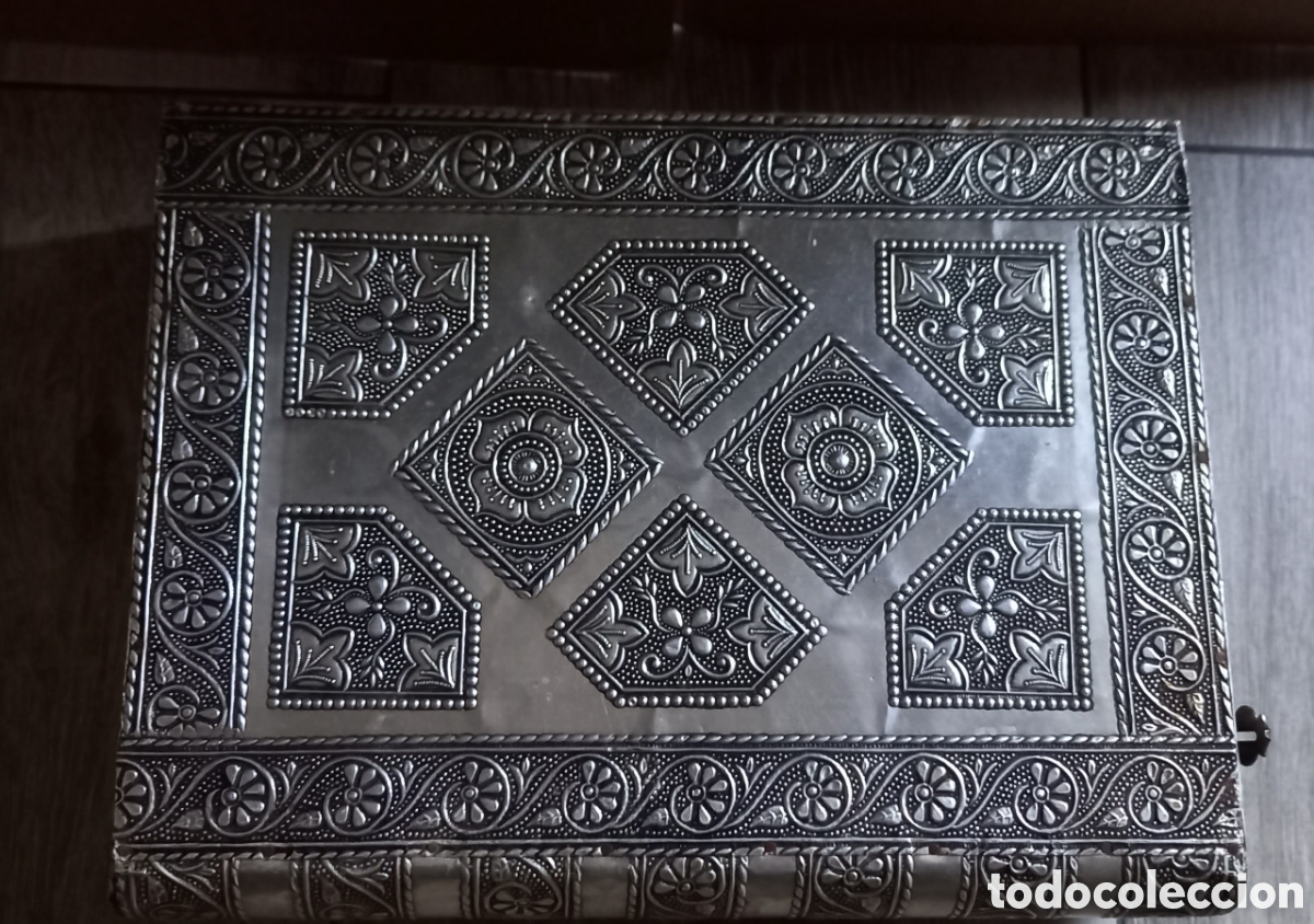 Cajas y cajitas met&aacute;licas: Joyero de alpaca con repujado