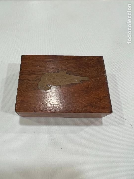 Bo&icirc;tes et petites bo&icirc;tes m&eacute;talliques: CAJA MADERA - MEDIDA 7,5X5 CM
