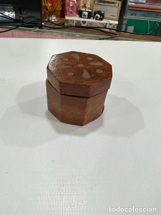 Bo&icirc;tes et petites bo&icirc;tes m&eacute;talliques: CAJA MADERA - MEDIDA 4X3,5 CM