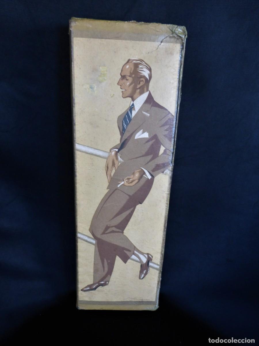 Cajas y cajitas met&aacute;licas: ANTIGUA CAJA DE CARTON DE CALCETINES PACO RIBERA LITOGRAFIA ART DECO DANDY 1930s CARDBOARD BOX