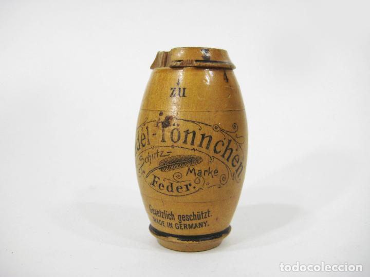 Bo&icirc;tes et petites bo&icirc;tes m&eacute;talliques: ESTUCHE O CAJA EN FORMA DE BARRIL DE AGUJAS DE COSER O ALFILERES NADEL T&Ouml;NNCHEN. SCHUTZ MARKE FEDER