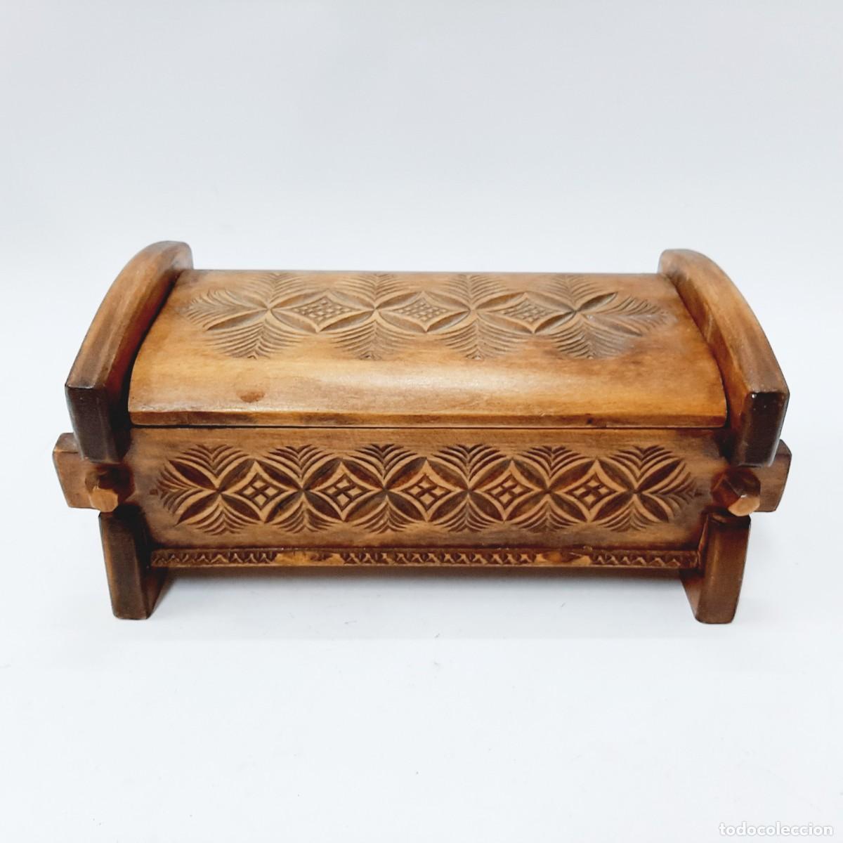 Cajas y cajitas met&aacute;licas: Caja de madera vintage con talla de madera y tapa(5.4)