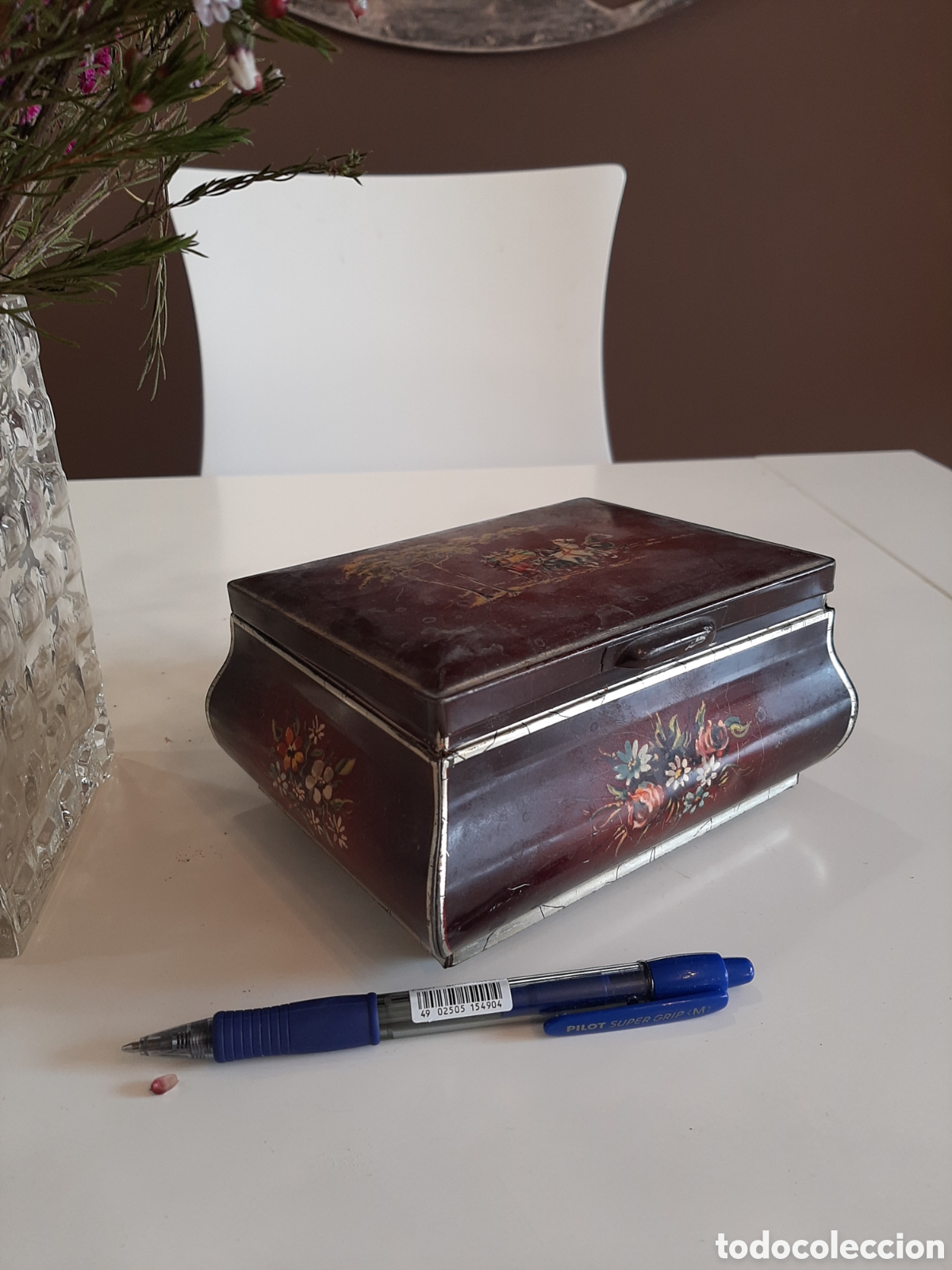 Cajas y cajitas met&aacute;licas: Caja lata joyero con pies.