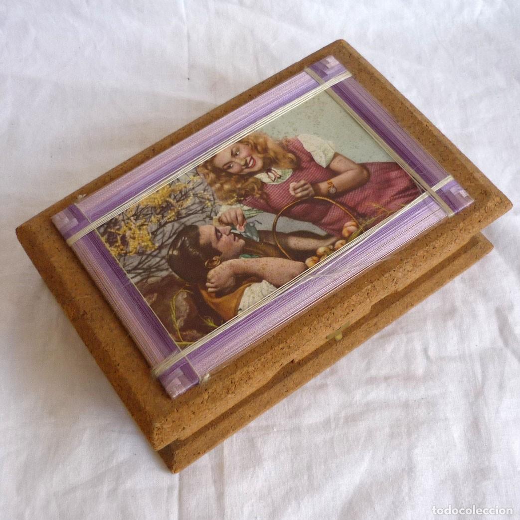 Casse e cassette metalliche: Antigua caja de corcho con imagen de enamorados, con hilo