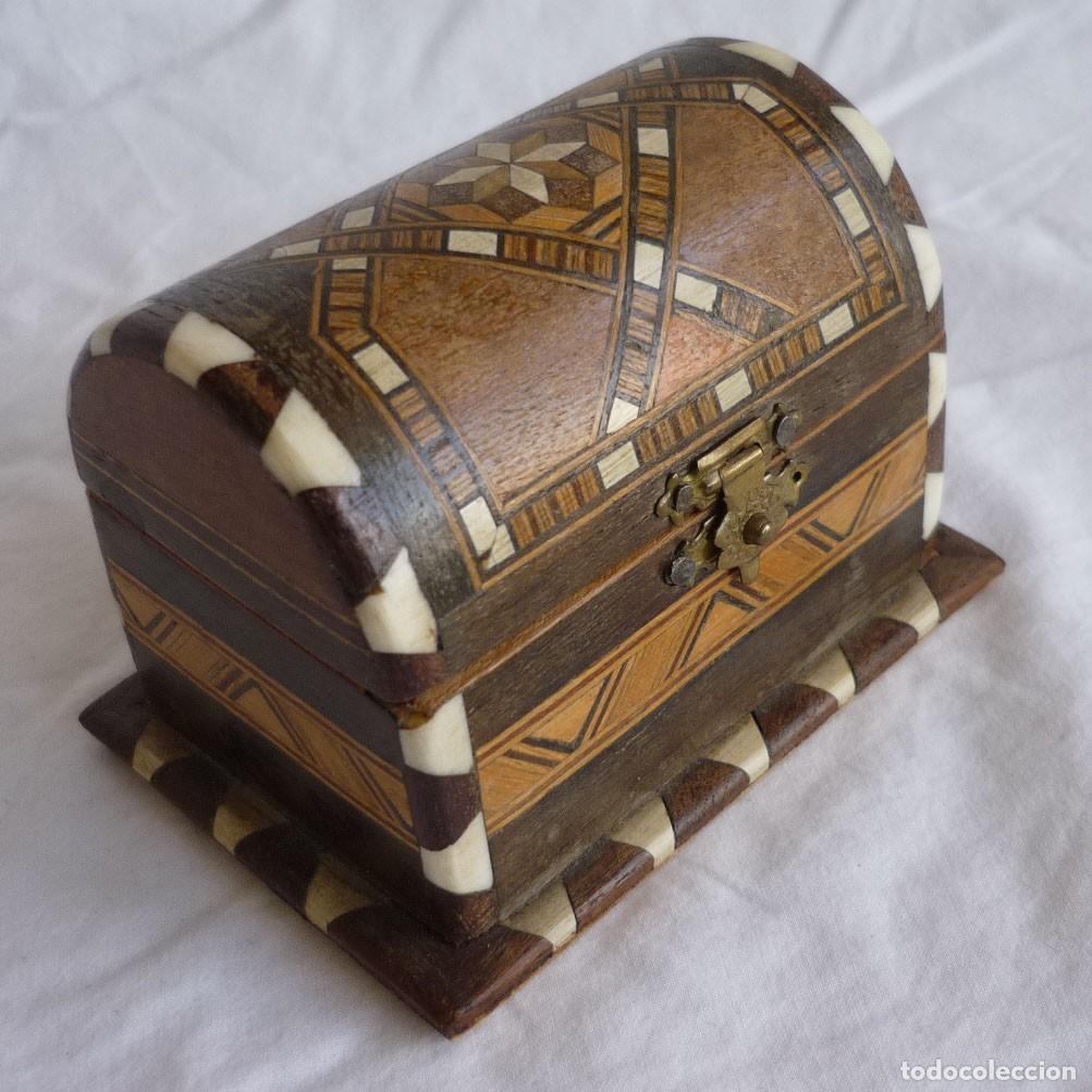 Casse e cassette metalliche: Cajita de madera y hueso de marqueter&iacute;a forma de cofre