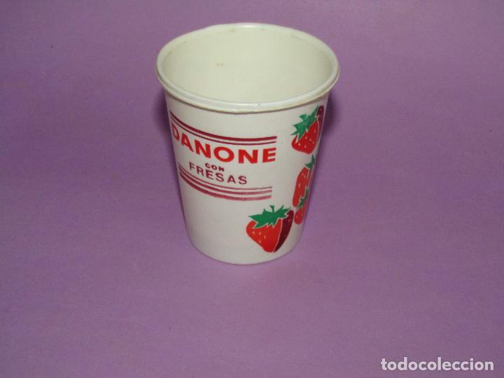 Cajas y cajitas met&aacute;licas: Antiguo Vasito en Pl&aacute;stico de NUDESA Sabadell de Yogur Sabor a FRESA de DANONE - A&ntilde;o 1980s.