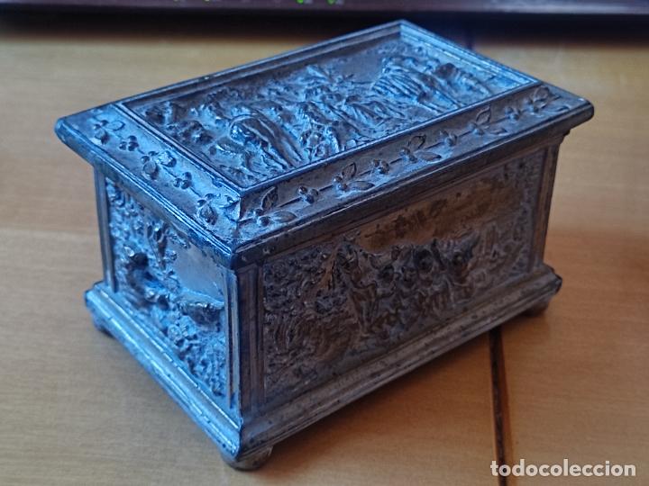 Cajas y cajitas met&aacute;licas: CAJA JOYERO O SIMILAR RELIEVE METAL 750 GRS TONO BRONCE 11,8 X 7,4 X 6,4 CMS APRX