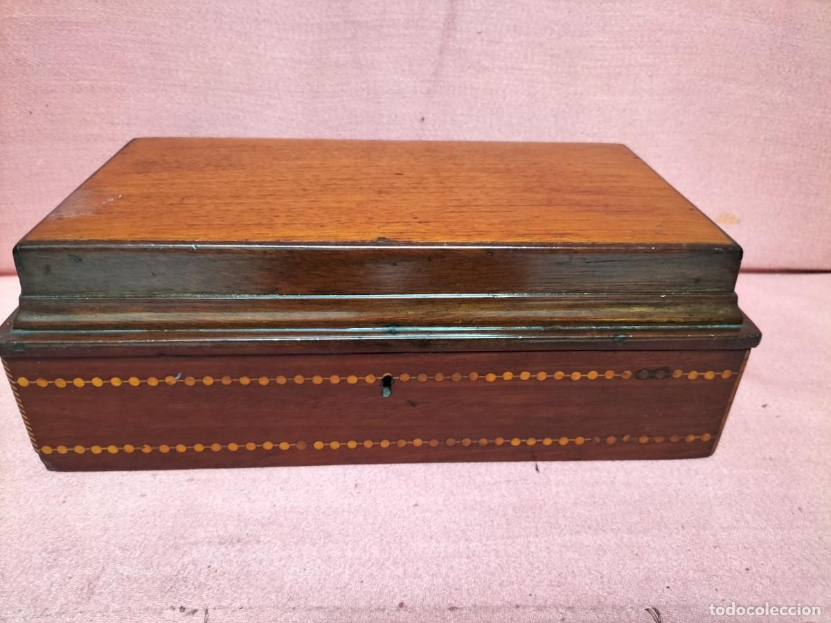 Caja de caoba con marqueteria