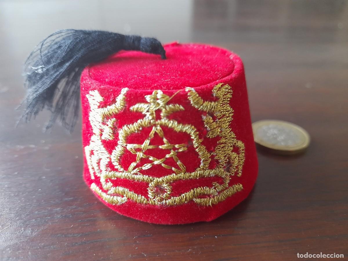 Blechdosen und Kisten: Sombrero miniatura Marroqu&iacute; escudo bordado hilo dorado, con cajita en el interior