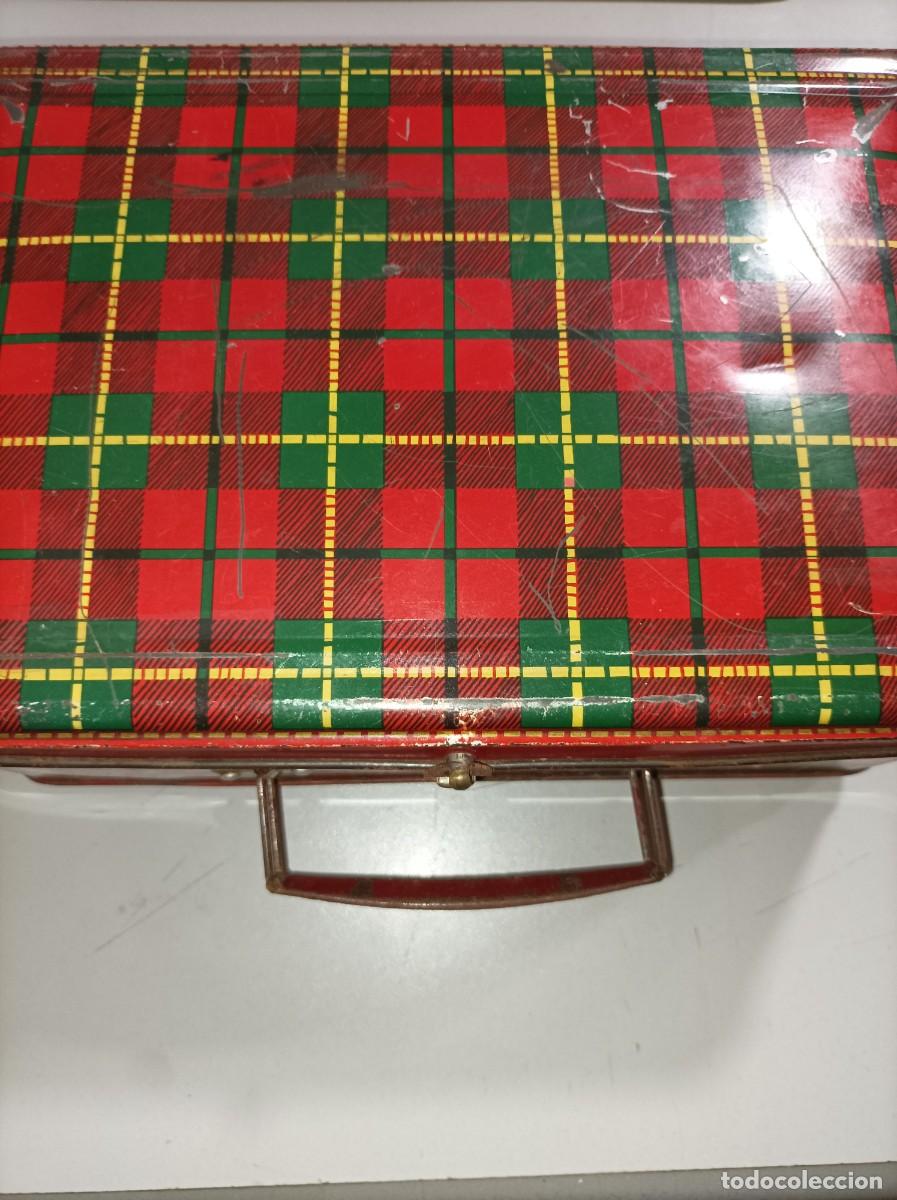 Casse e cassette metalliche: Caja met&aacute;lica antigua port&aacute;til de costura