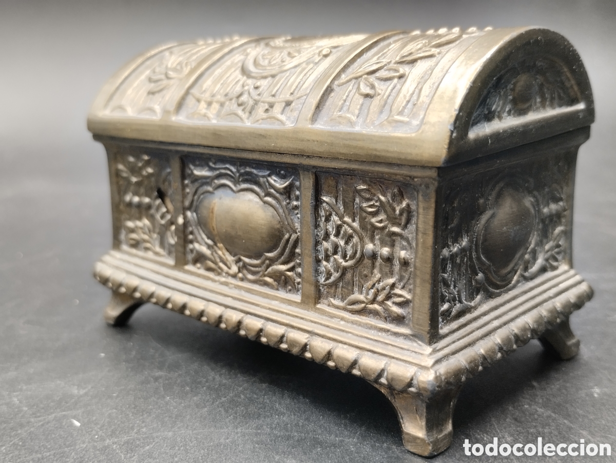 Cajas y cajitas met&aacute;licas: Cofre joyero en bronce o similar con forro interior. Falta un trocito de material de origen.