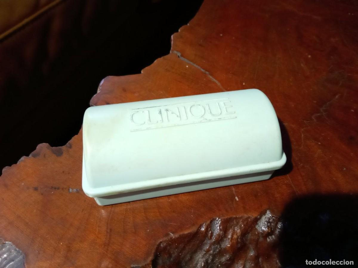 Bo&icirc;tes et petites bo&icirc;tes m&eacute;talliques: CAJITA ESTUCHE DE LA MARCA CLINIQUE, JABONERA..?