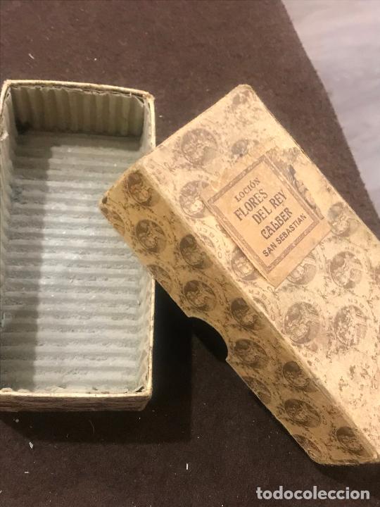 Cajas y cajitas met&aacute;licas: caja de carton loci&oacute;n flores del rey calber, San Sebastian mide 7 x 13,5 x 4 cms se&ntilde;ales del tiempo