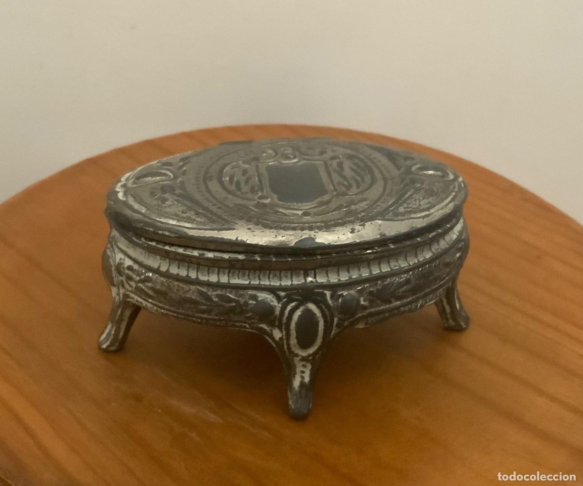 Bo&icirc;tes et petites bo&icirc;tes m&eacute;talliques: ANTIGUA CAJA CALAMINA J. VI&Ntilde;ALS ESCUDO HER&Aacute;LDICO