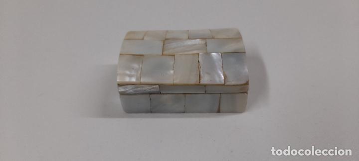 Boxes and metal boxes: BONITA CAJITA - PASTILLERO . REALIZADO EN NACAR . MEDIDA DE FRENTE 4,5 CM