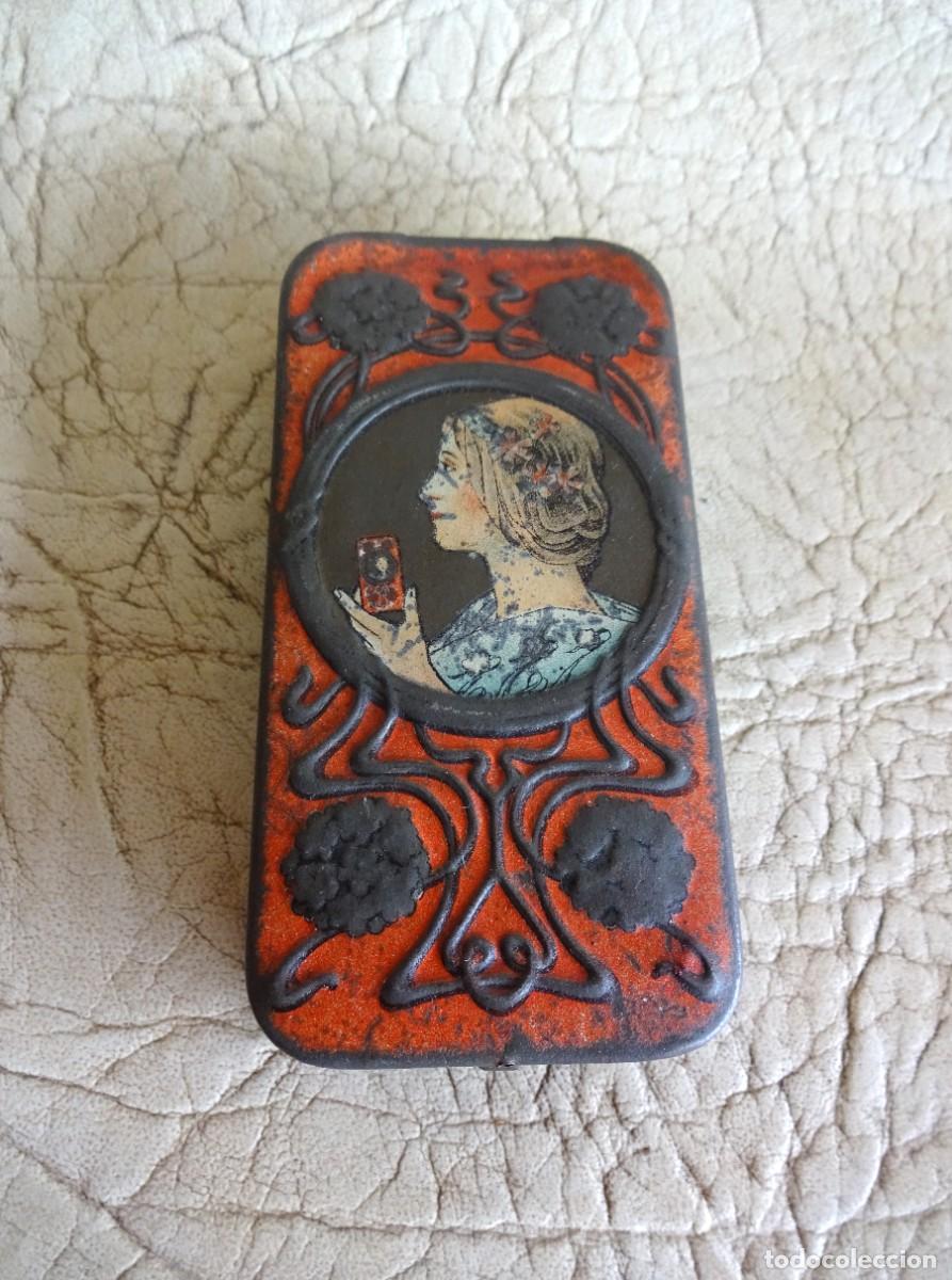 Cajas y cajitas met&aacute;licas: antigua caja lata la reina de los obsequios