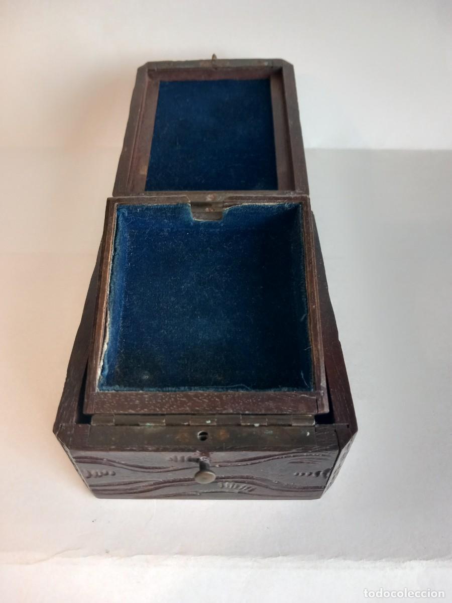Cajas y cajitas met&aacute;licas: Caja - Expositor para reloj de bolsillo - Foto 3