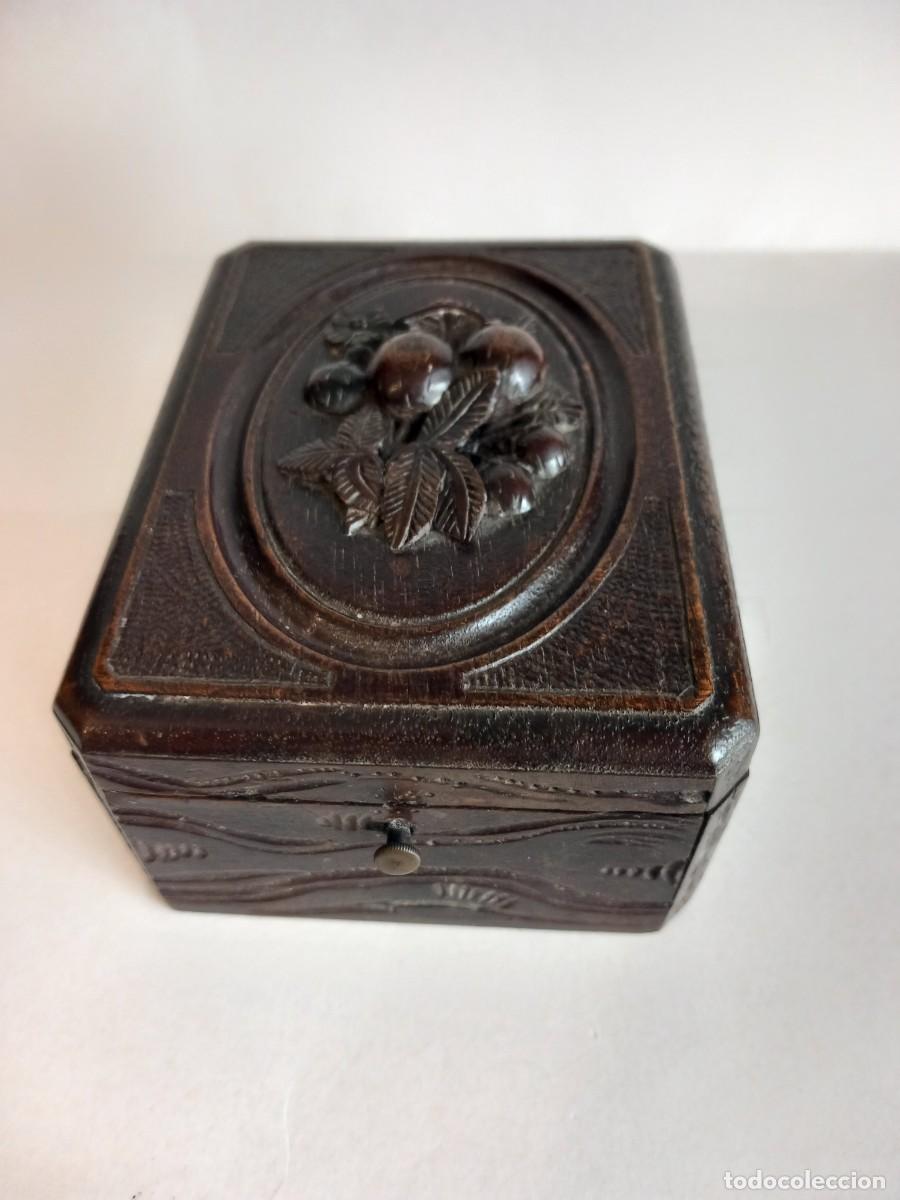 Cajas y cajitas met&aacute;licas: Caja - Expositor para reloj de bolsillo - Foto 1