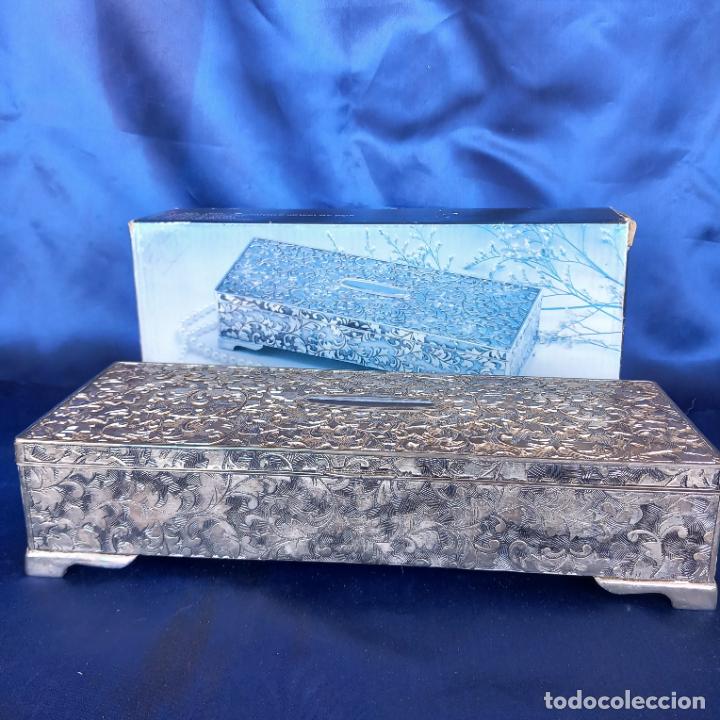 Cajas y cajitas met&aacute;licas: Caja joyero met&aacute;lica repujada nueva a estrenar en caja