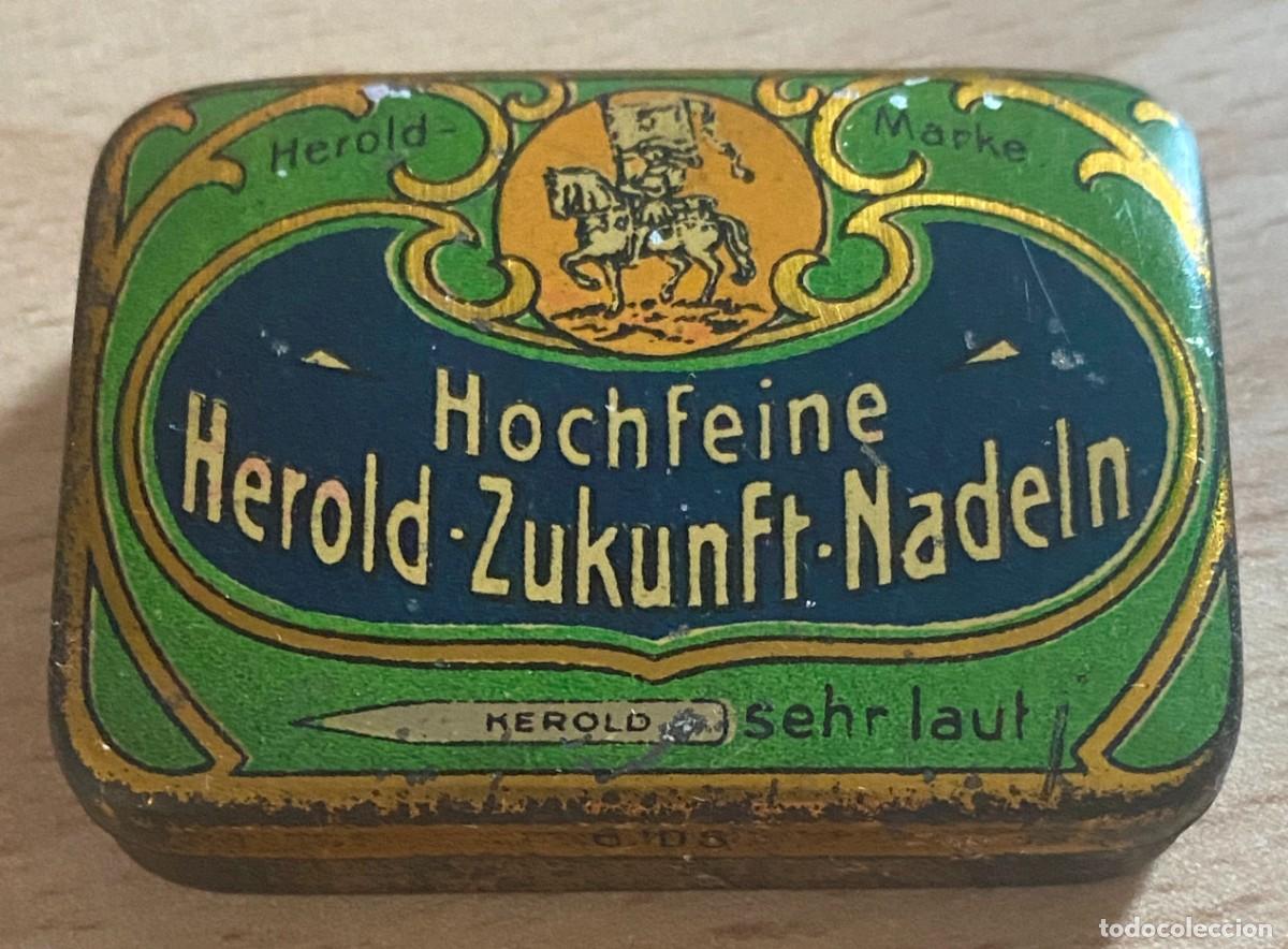 Blechdosen und Kisten: ANTIGUA CAJA DE HOJALATA LITOGRAFIADA DE AGUJAS DE GRAMOLA MARCA HOCHFEINE, HEROLD ZUKUNFT NADELN. R