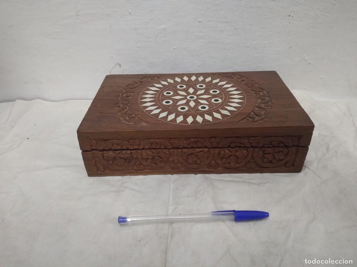 Bo&icirc;tes et petites bo&icirc;tes m&eacute;talliques: Antigua Caja de Madera con Decoraciones-