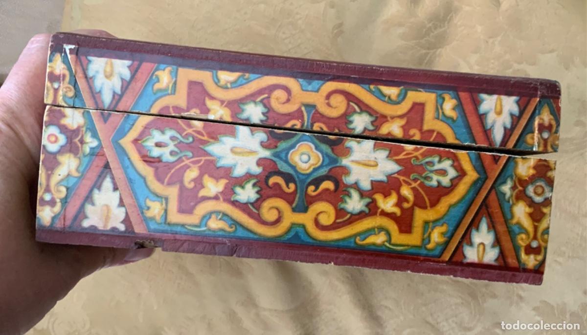 Cajas y cajitas met&aacute;licas: ANTIGUA CAJA DECORADA CON PAPEL - Foto 2