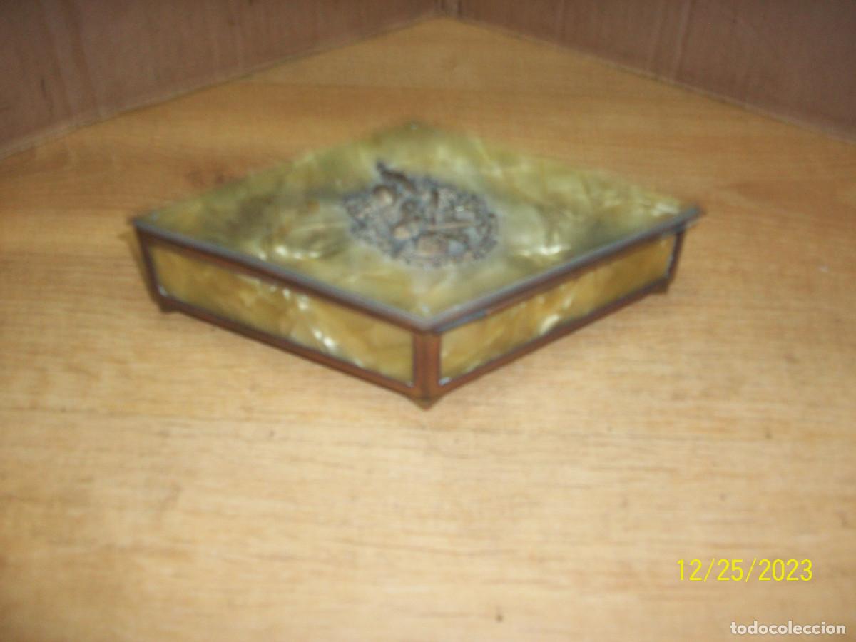 Cajas y cajitas met&aacute;licas: ANTIGUA CAJA DE BRONCE Y NACAR - Foto 3