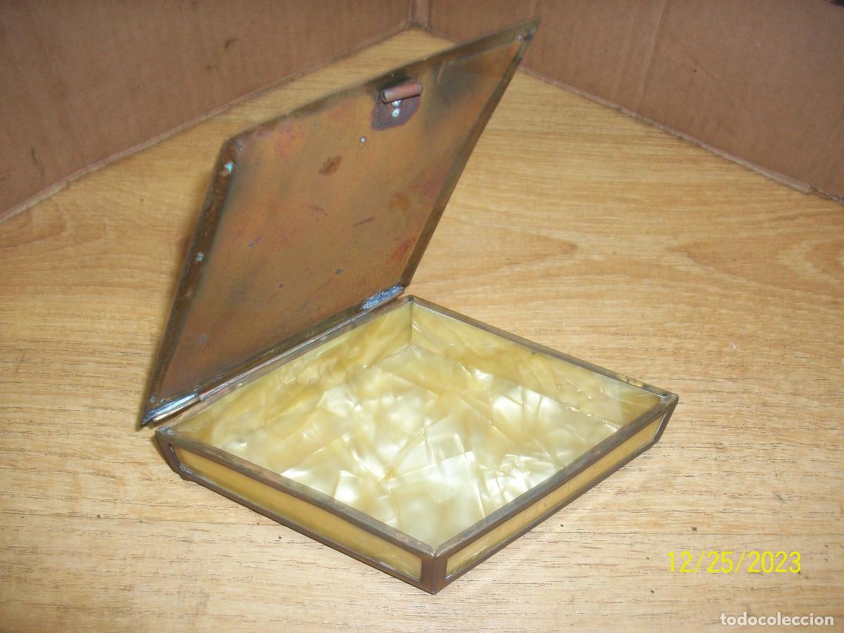 Cajas y cajitas met&aacute;licas: ANTIGUA CAJA DE BRONCE Y NACAR - Foto 4