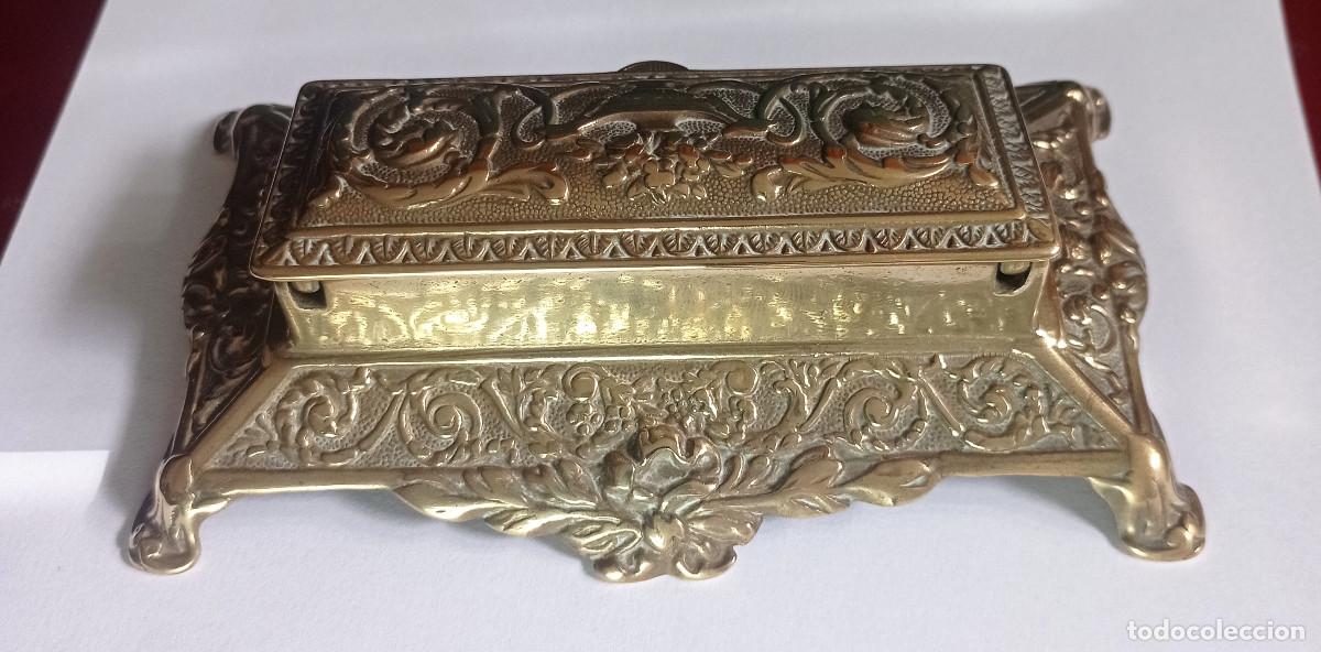 Bo&icirc;tes et petites bo&icirc;tes m&eacute;talliques: ANTIGUA CAJA DE ESCRITORIO DE BRONCE PARA SELLOS