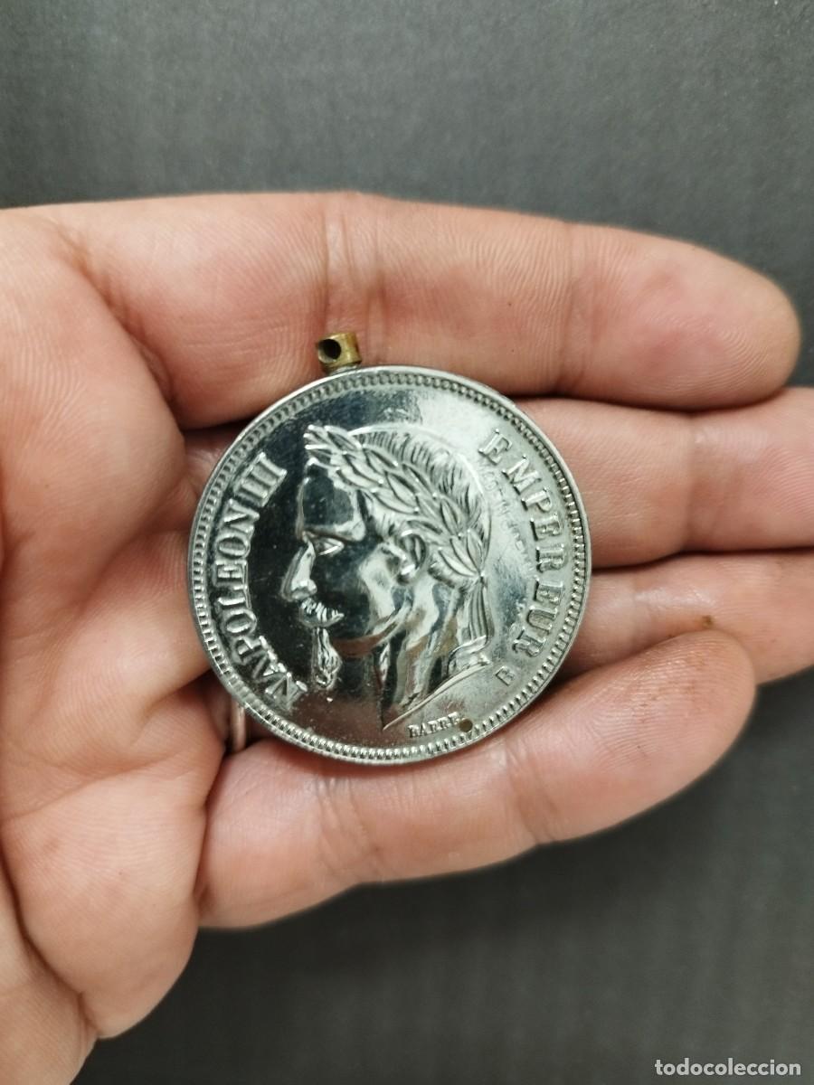 Bo&icirc;tes et petites bo&icirc;tes m&eacute;talliques: Antigua Peque&ntilde;a Caja en forma de Moneda Guarda Monedas o Secreto Fab. Japonesa