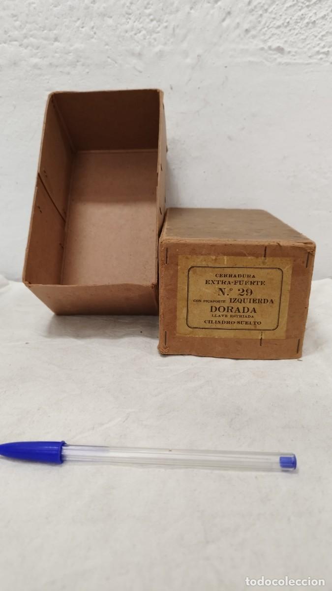 Bo&icirc;tes et petites bo&icirc;tes m&eacute;talliques: Solo caja de la CERRADURA EXTRA-FUERTE N.&deg; 29 CON PICAPORTE IZQUIERDA DORADA LLAVE ESTRIADA.
