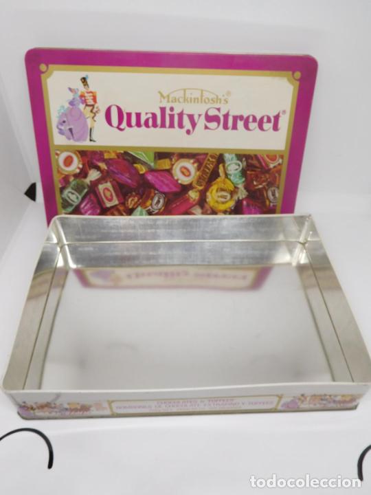 Blechdosen und Kisten: M69 Antigua lata a&ntilde;os 70 de Mackintosh's Quality Street. England. Chocolates y Toffees.