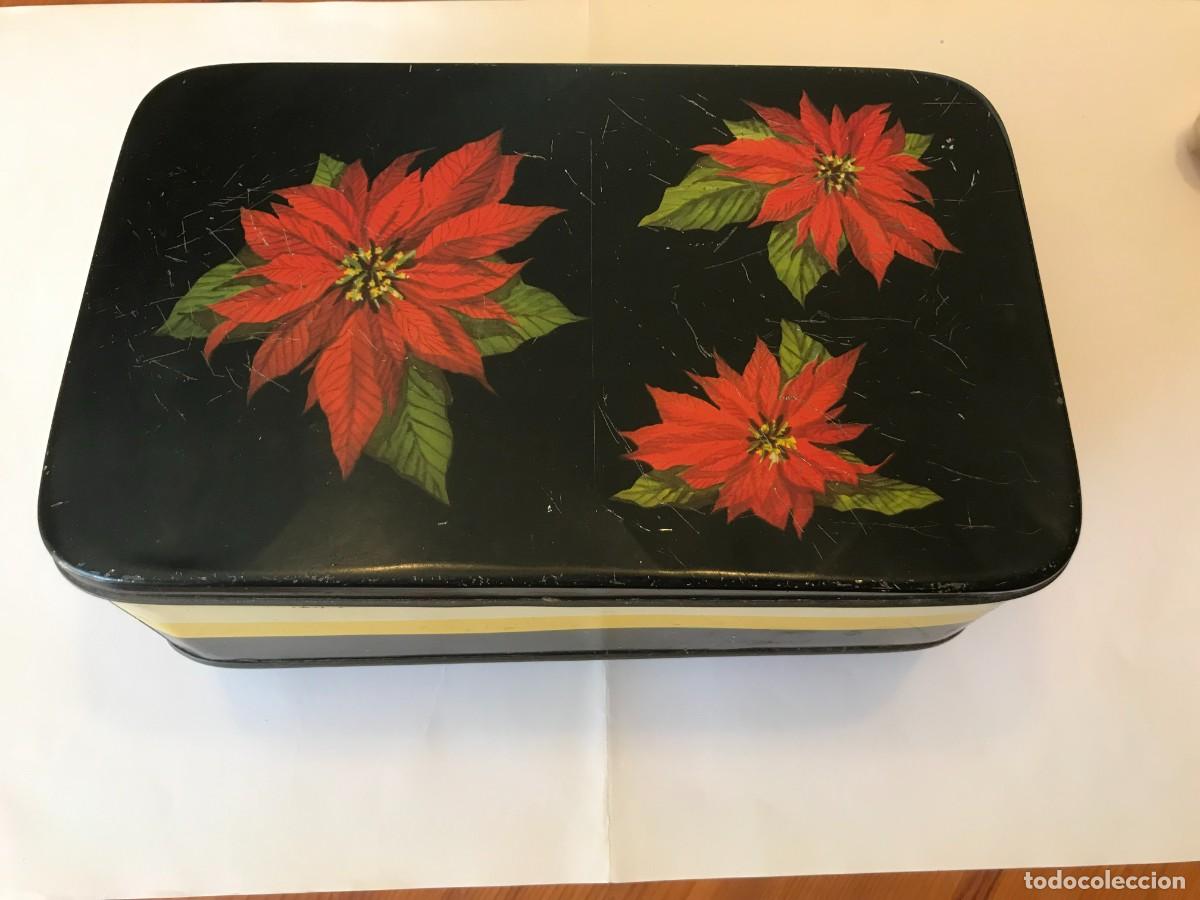 Bo&icirc;tes et petites bo&icirc;tes m&eacute;talliques: caja metalica con flores antigua