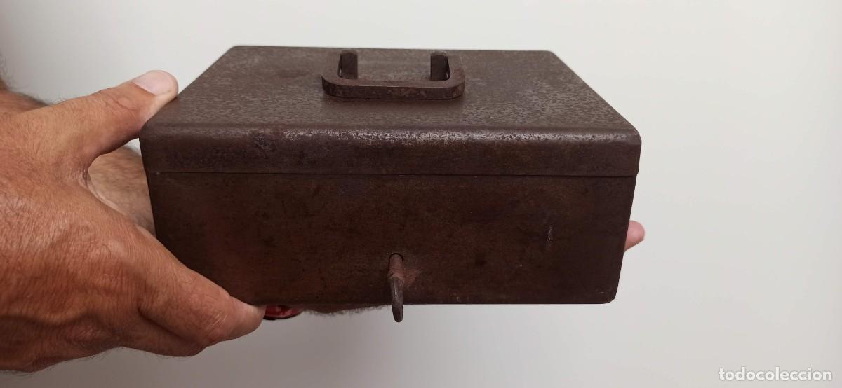 antigua y pesada caja de caudales con llave - a - Compra venta en  todocoleccion
