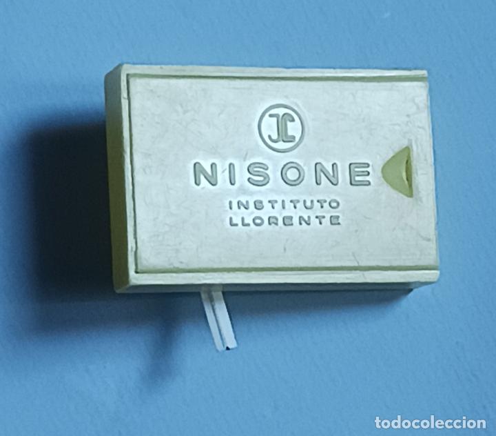 Bo&icirc;tes et petites bo&icirc;tes m&eacute;talliques: Farmacia. Nisone. Instituto Llorente. 5.5 x 3,7 x 1,2 cms.. Vell i Bell