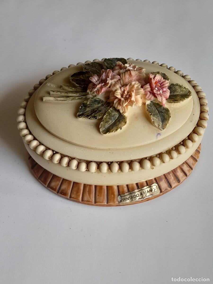 Cajas y cajitas met&aacute;licas: Cajita de pasta sint&eacute;tica con ramo de flores en relieve pintado a mano
