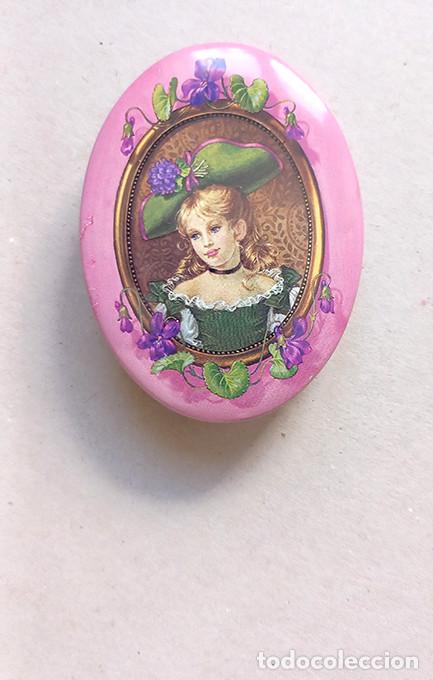 Bo&icirc;tes et petites bo&icirc;tes m&eacute;talliques: Lackerli-Huus. Tablettes &agrave; la menthe. Basilea