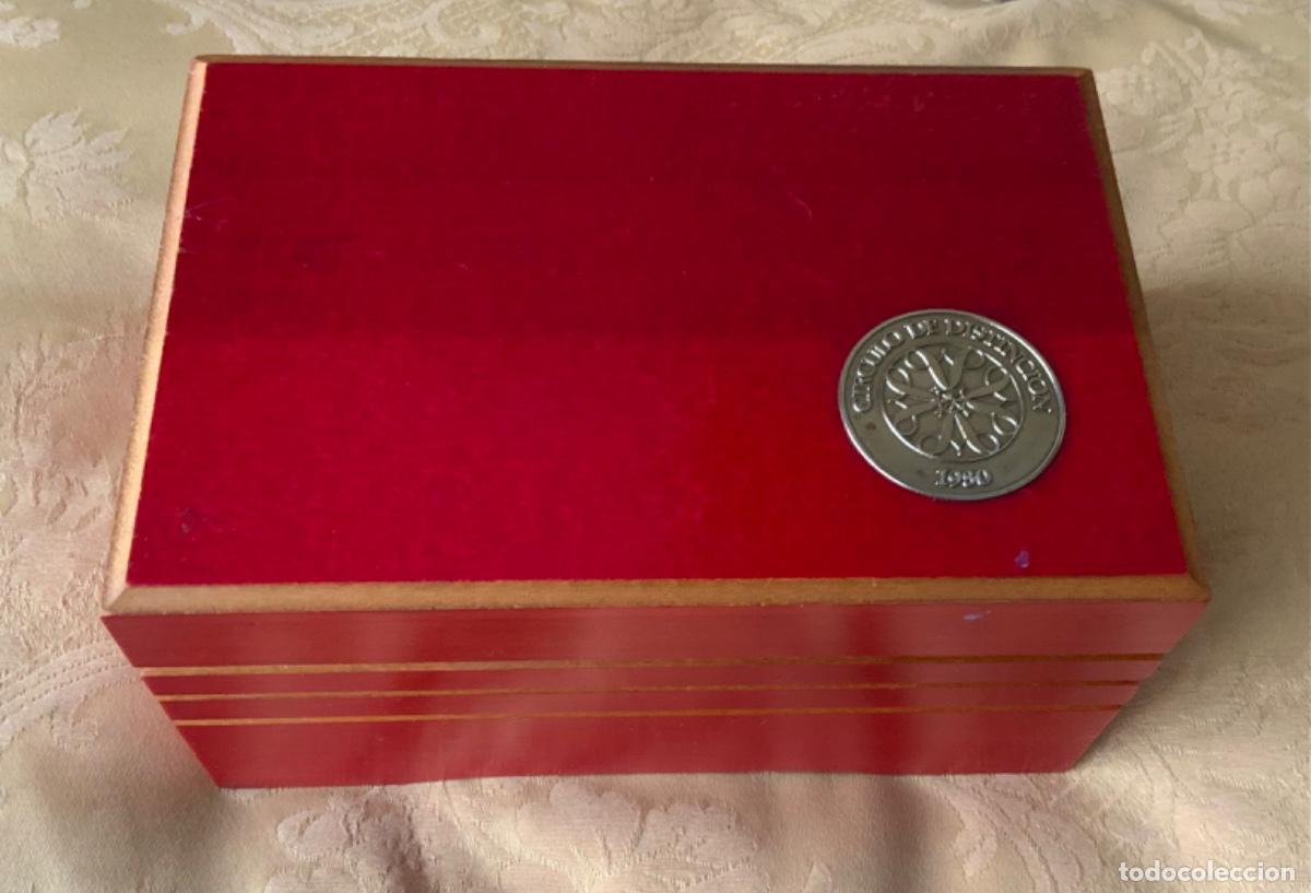 Casse e cassette metalliche: CAJA DE MUSICA JOYERO MADERA C&Iacute;RCULO DE DISTINCI&Oacute;N 1980
