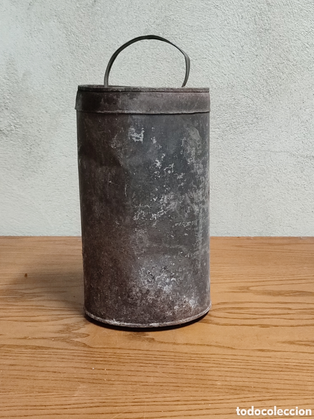 Bo&icirc;tes et petites bo&icirc;tes m&eacute;talliques: Antiguo bote de chapa, lata, bid&oacute;n de hojalata.