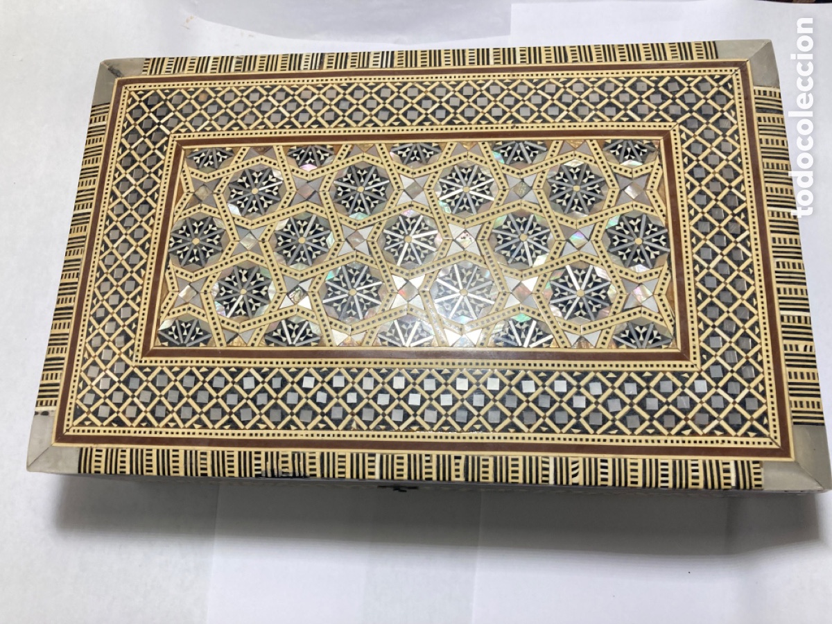 Cajas y cajitas met&aacute;licas: Caja joyero madera con incrustaciones en nacar 26x17x8cm buen estado