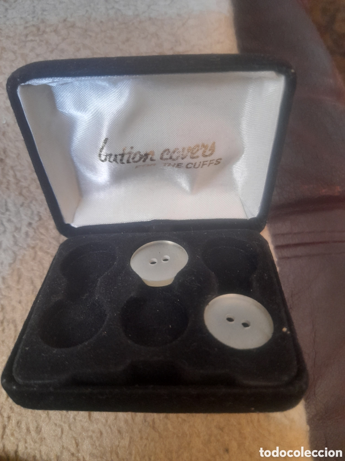 Bo&icirc;tes et petites bo&icirc;tes m&eacute;talliques: Antigua caja, Botton Covers for the Cuffs