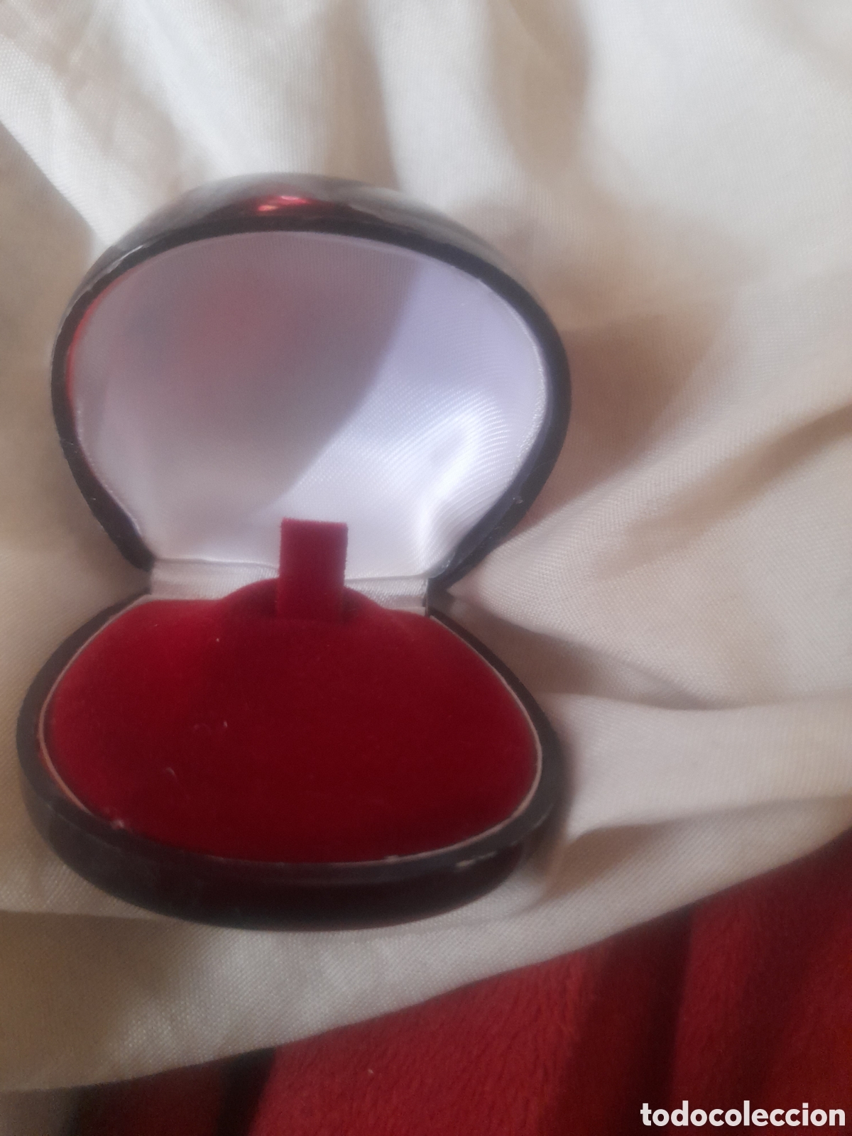 Bo&icirc;tes et petites bo&icirc;tes m&eacute;talliques: Antigua caja de joyer&iacute;a, Estuche Plastic